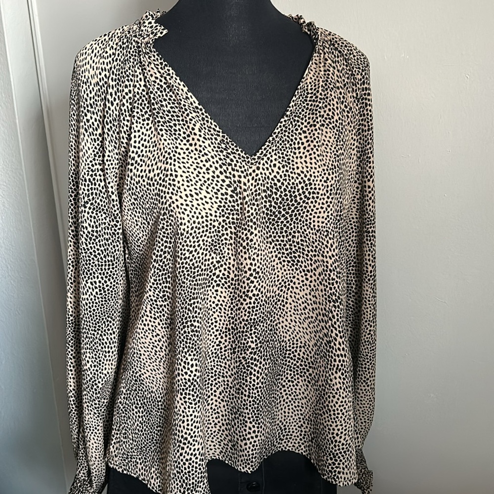 New Evereve’s Allison Joy Long Sleeve V-Neck Animal Print Ruffle Collar Blouse